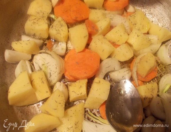 В сковороде разогреть оливковое масло и протомить крупно порезанные овощи(не обжариваем!!!)Чеснок класть целым, в конце вынуть его. 