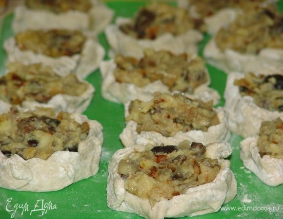 Выпекаем около 25 минут при 180°С на смазанном маслом пергаменте. Вынуть пирожки из духовки и, пока горячие, смазать растопленным сливочным маслом (тогда края будут мягкими). Если маслом не смазывать - края будут хрустящими.  