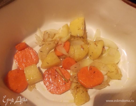 Выложить овощи из сковороды. Половину положить в посуду для запекания.