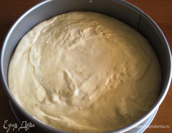 Выложить тесто и выпекать в разогретой до 180 °С духовке на нижнем уровне 35-40 минут. 