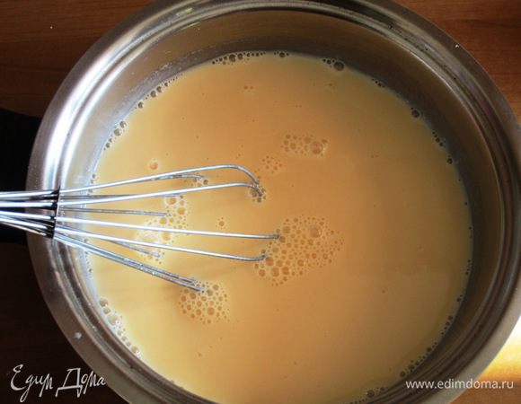 Крем: Сухую смесь пудинга смешать с сахаром ,постепенно влить молоко и тщательно перемешать.