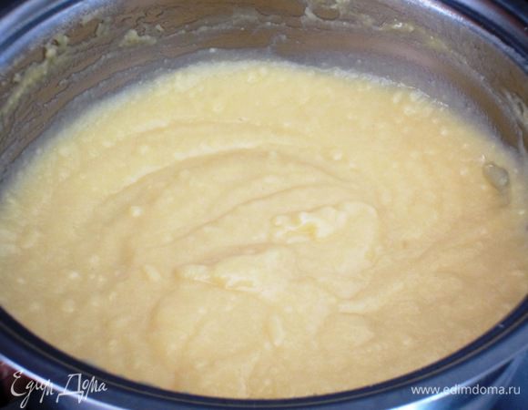 Полученную массу довести до кипения и варить 3 минуты на среднем огне постоянно помешивая. Охладить до комнатной температуры. 