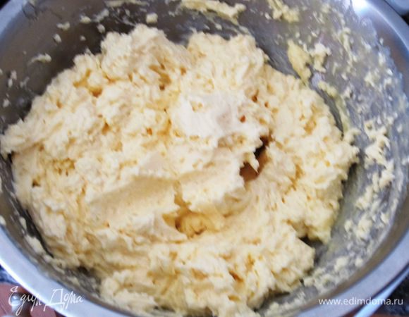 Взбить сливочное масло до кремообразного состояния и постепенно ввести в пудинг.