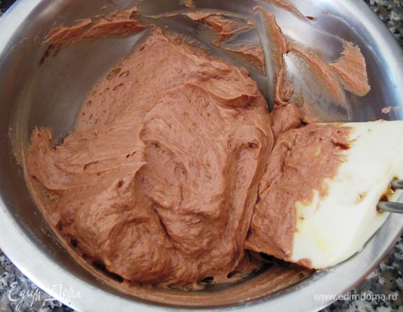 Шоколад растопить на водяной бане, охладить и ввести в 1/2 часть крема.