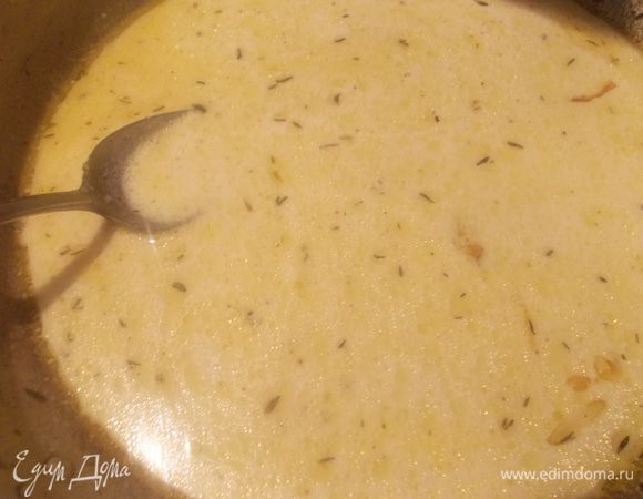 Затем приготовить соус, в сковороду с оставшимся оливковым маслом добавить сливочное масло и влить сливки. Затем добавить винный бульон в котором варился кролик. Посолить, поперчить добавить специи и пару минут проварить. Затем залить соусом кролика, накрыть крышкой и поставить в духовой шкаф, разогретый 180С. на пол часа.