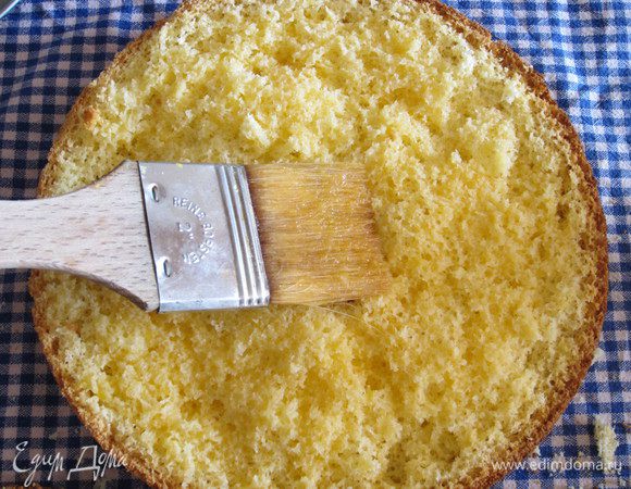 Сборка торта:1-й корж пропитать апельсиновым соком.