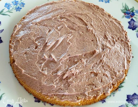 Выложить 1/3 ч. шоколадного крема. 