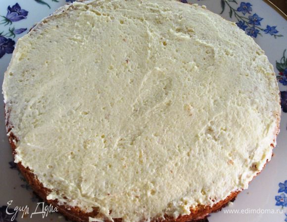 Выложить 1/3 часть белого крема. 