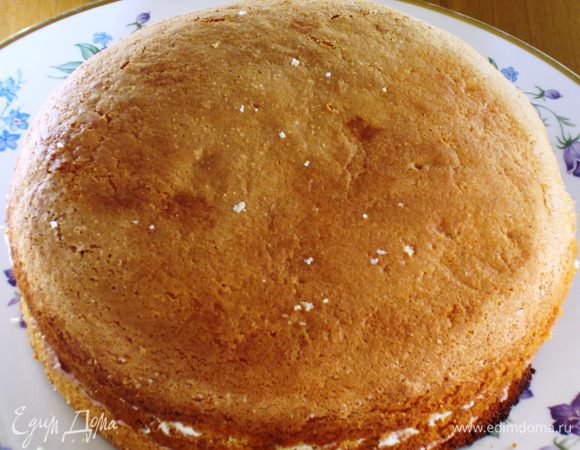 Накрыть 3-м коржом и снова пропитать  апельсиновым соком.