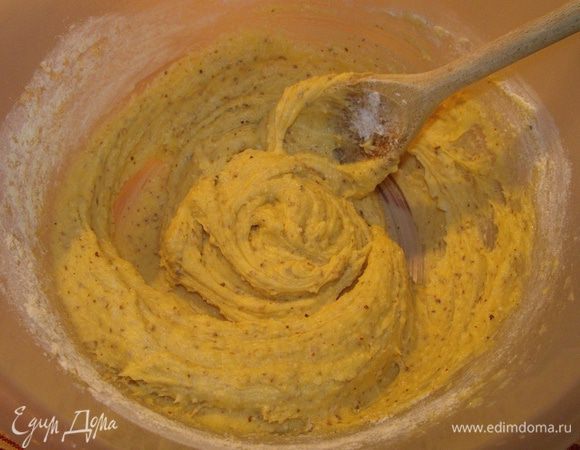 Масло комнатной температуры(это обязательное условие! я выложила из холодильника утром.... пекла только вечером!) взбить с сахаром,добавить взбитые венчиком (немножко) яйца и разрыхлитель.... .перемешать









.



