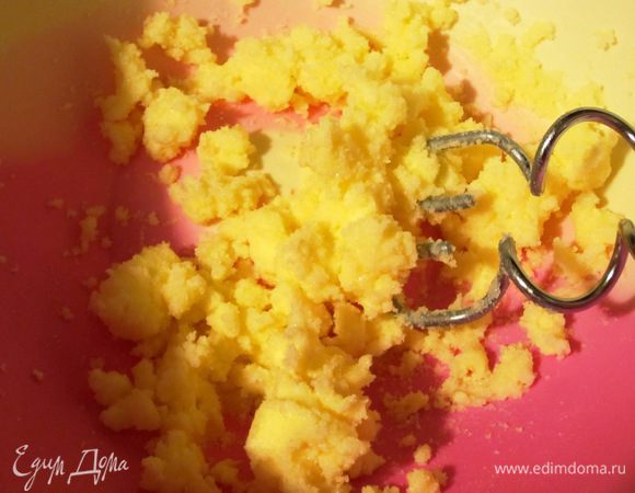 Взбить размягчённое сливочное масло, постепенно добавляя сахар. 