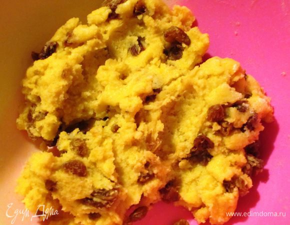 Добавить изюм и снова перемешать. 