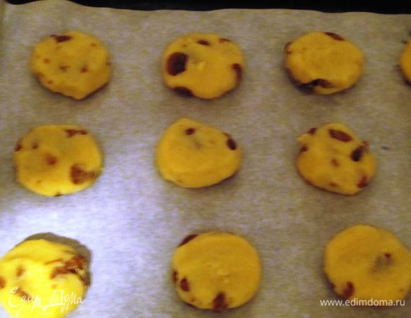 Сформировать небольшие шарики и выложить на противень с пергаментом. 