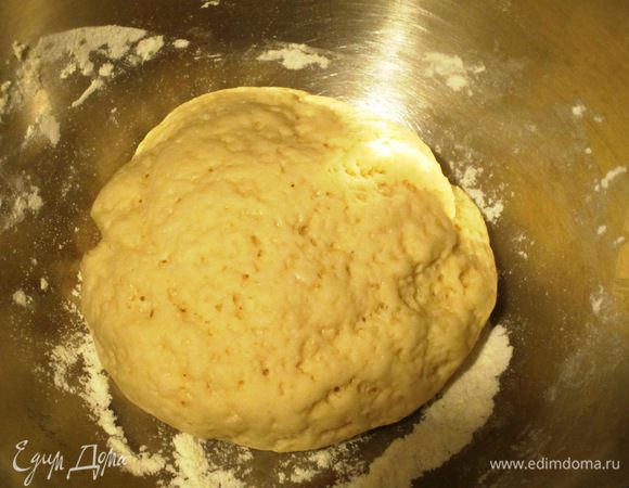 В тесто ввести оставшиеся ингредиенты(муку + разрыхлитель, яйцо, ликёр, сливочное масло,оставшейся сахар), добавить 70 мл воды и вымесить тесто.