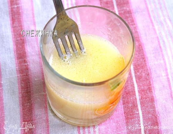 Для теста вбиваем в стакан яйцо, слегка взбиваем его вилкой. Добавляем растительное масло и воду, перемешиваем.