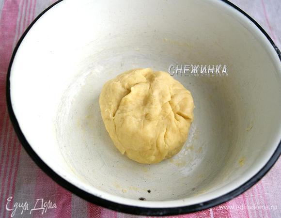 В миску всыпаем муку, солим, делаем небольшое углубление и вливаем жидкость. Замешиваем не липнущее к рукам, но мягкое тесто. Оставляем его под миской отдохнуть, пока готовим начинку.