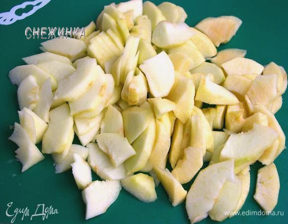 Яблоки очищаем от кожи и семян, нарезаем тоненьким ломтиками.