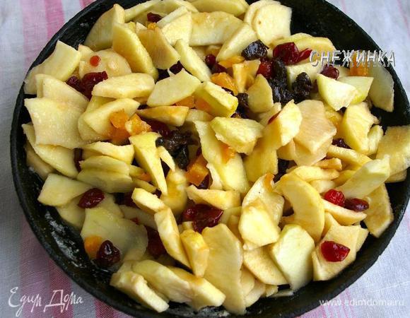 В сковороде растапливаем сливочное масло, добавляем сахар, коньяк, кладём яблоки и сухофрукты, перемешиваем. 