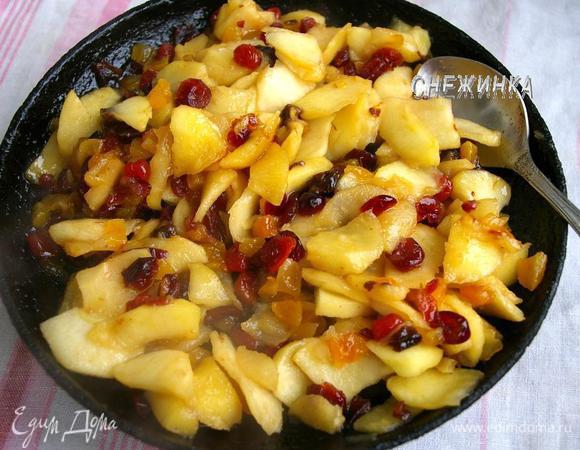 Томим, помешивая, на небольшом огне до мягкости яблок и выпаривания жидкости. Остужаем.