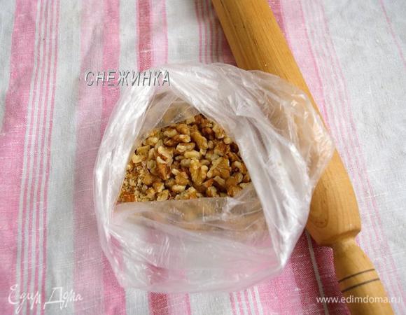 Орехи измельчаем на крупные кусочки. Я побила скалкой, положив орехи в пакет.