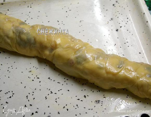 Противень смазываем сливочным маслом. Кладём на него рулет швом вниз. Смазываем сливочным маслом сверху.