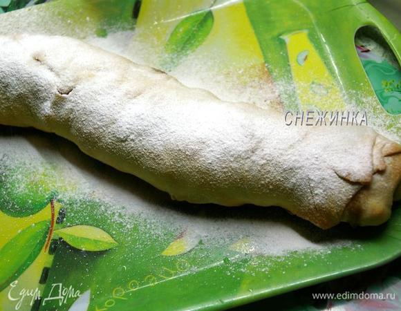 Выпекаем штрудель при 180С 40 минут. Тесто сверху станет хрустящим и слегка зазолотится. Ещё горячим штрудель смазываем оставшимся растопленным сливочным маслом и щедро присыпаем сахарной пудрой, можно в несколько подходов.

