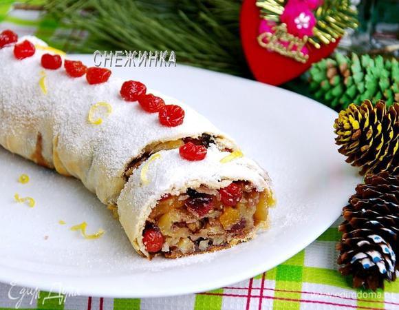 Украшаем вяленой клюквой и цедрой лимона. Можно нарезать и подавать сразу же, пока штрудель тёплый. 