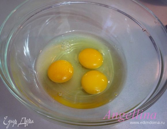 В отдельную чашку вбить 3 яйца, взбить их миксером до легкой пены.