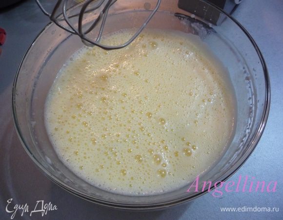 Во взбитые яйца влить растительное масло, взбить. Затем влить стакан кефира, все тщательно взбить.