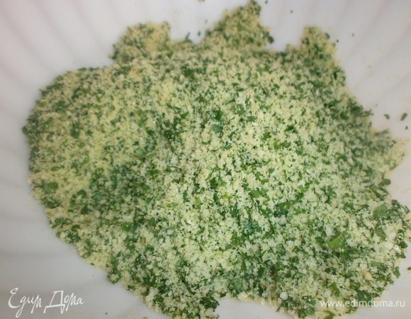 Листья петрушки помыть, обсушить. Смешать в микере мякиш батона, петрушку, тимья. добавить соль, перец. 