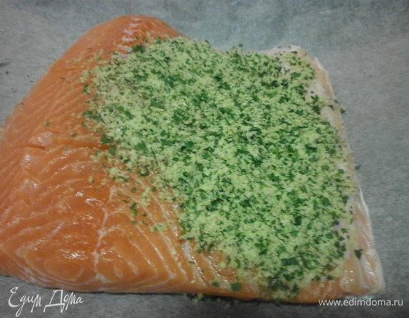 Лист застелить бумагой для выпечки, смазать оливковым маслом. Уложить филе, можно не чистить. Кожа затем легко снимется. Филе натереть оливковым маслом и выложить  смесь хлеба с травами. Прижать рукой. Запечь в духовке 40 минут при температуре 180 градусов. 