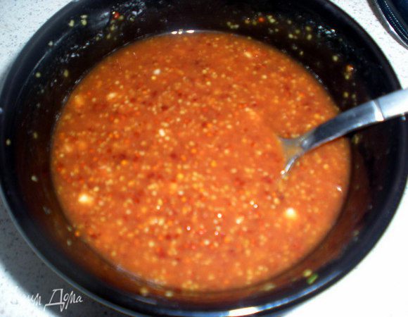 Сначала приготовим маринад-глазурь.Чеснок измельчить,смешать все ингредиенты для глазури до однородности.