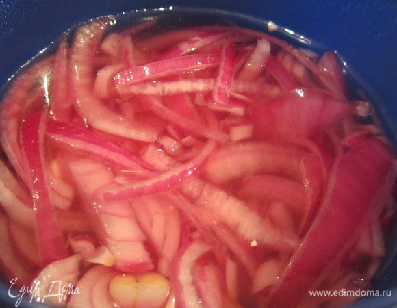 Для начала замаринуем лук. Для маринада понадобится: 2 средних луковицы, 175 г воды, 2 ст. ложки. сахара , соль — 1/4 ст. ложки, уксус 9% — 1-1, ст.ложки. Если у вас уксусная эссенция, необходимо уменьшить количество уксуса, или разбавить его водой до 9%.
Порежьте лук тонкими кольцами или полукольцами, сложите его в банку. Сильно утрамбовывать не надо, должно остаться место для маринада. Смешайте воду, сахар, соль в теплой воде, добавьте уксус.Готовым маринадом залейте лук в банке до самого верха. Закройте банку крышкой и оставьте как минимум на 1-1.5 часа.