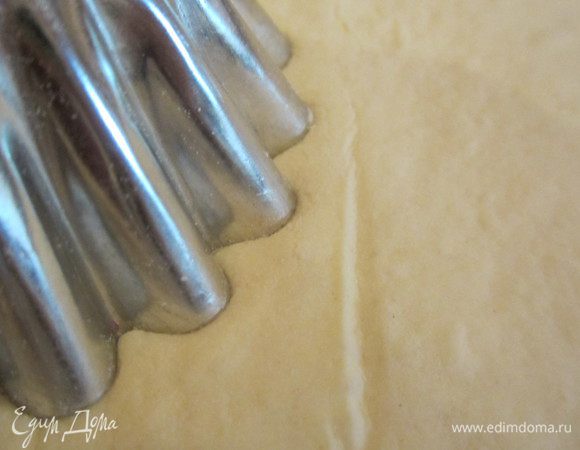 Раскатать слоеное тесто.Взять формочку или стакан и вырезать фигурки, фигурок должно получиться ровное кол-во. т.е. 20 шт. например-10 выложили на противень, другими 10 будете выкладывать поверх.