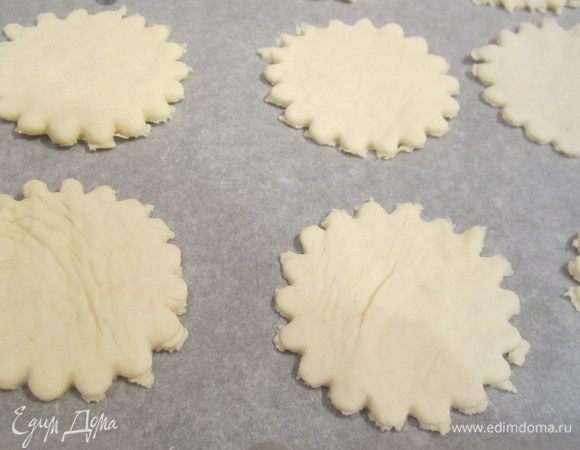 Выложить фигурки на противень, застеленный пергаментом.