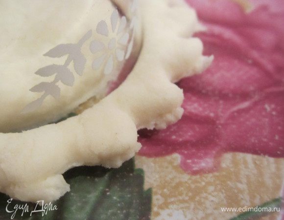 Фигурки, которые будете выкладывать поверх, вырезать стопкой круг, чтобы получилась дырочка.