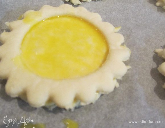 Накрыть вырезанной фигуркой с дыркой, немного придавить.