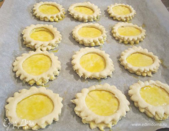 Волованы отправить в предварительно разогретую духовку при т. 180 градусов на 15 минут, до золотистого цвета.