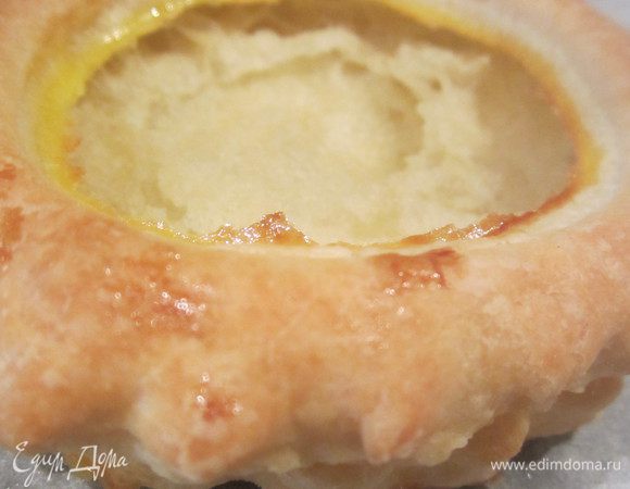 Вырезать ножиком серединку .