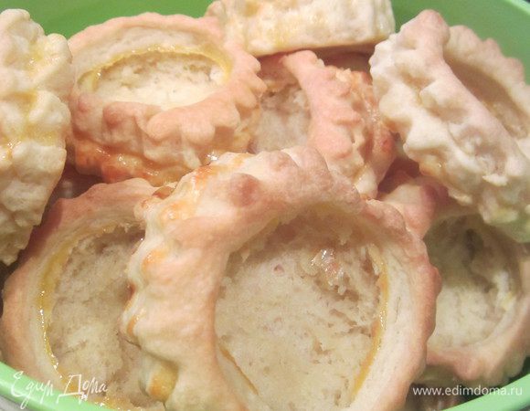 У меня получилось где-то 25 волованов, тесто еще оставалось.