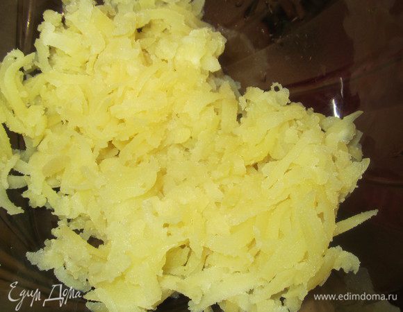 Готовим заправку. На терке натрите картофель, уложите в салатницу.