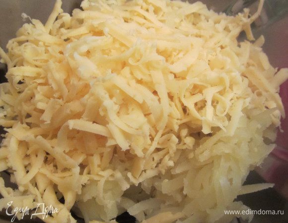 Натрите сыр, отправьте туда же.