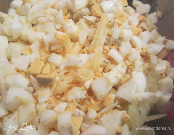 Затем порежьте яйца.