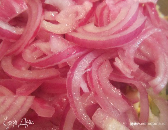 Добавьте маринованный лук,предварительно слив всю воду,