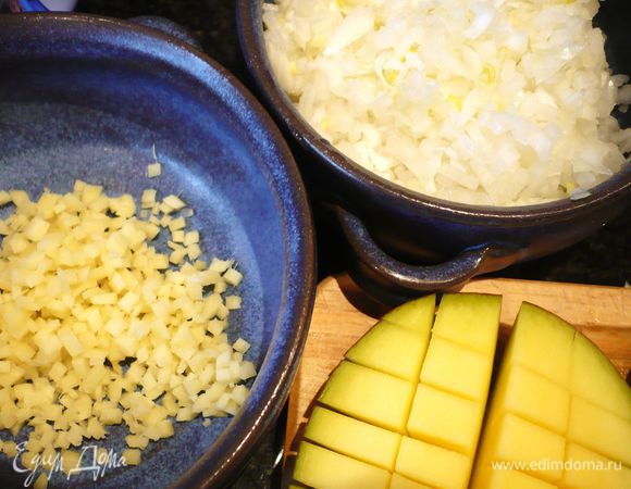 Нарезаем имбирь и лук на маленькие кубики.