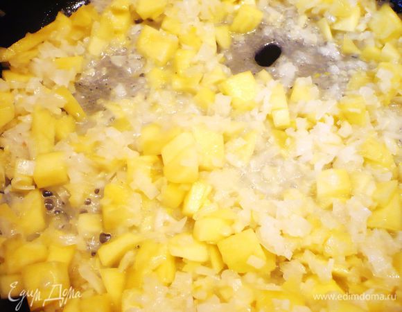 Разогреваем сковороду с 1 ст.л. растительного масла. Кладем лук, имбирь и манго, а также, мед и сахар, поливаем соком половинки лимона и обжариваем пару минут, затем уменьшаем огонь и тушим под крышкой минут 15. Затем добавляем абрикосовый джем. 