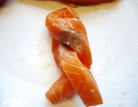 Делаем из нее жгутики, перематывая друг с другом по две полосочки семги.