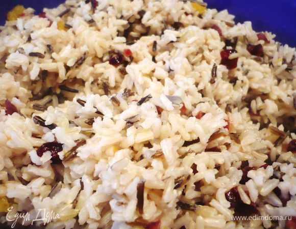 Рис варим до готовности, затем откидываем его на сито, добавляем по вкусу сливочное масло, перемешиваем прямо в сите с брусникой, цедрой и мякотью апельсина.