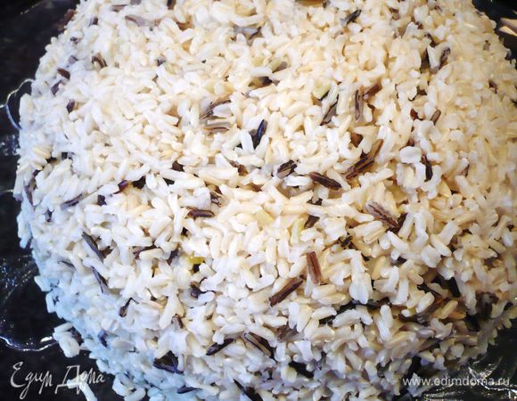 Закрываем блюдом и опрокидываем на него сито с рисом.   