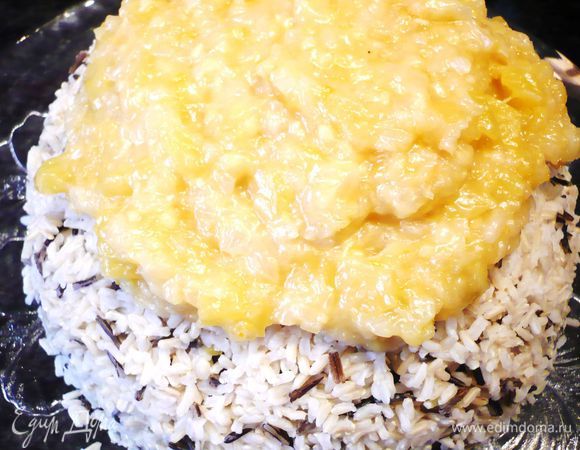 Сверху выкладываем разогретый соус из манго. 